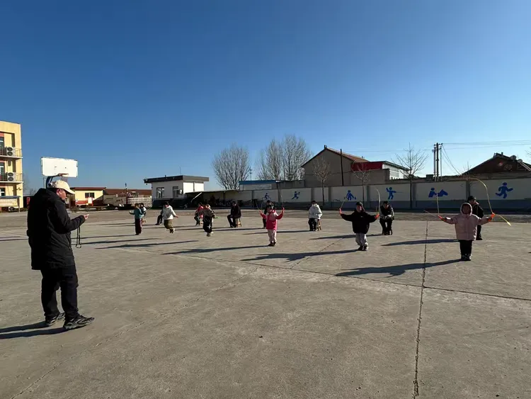 开云官网-队员身手不凡,在赛场上一展身手