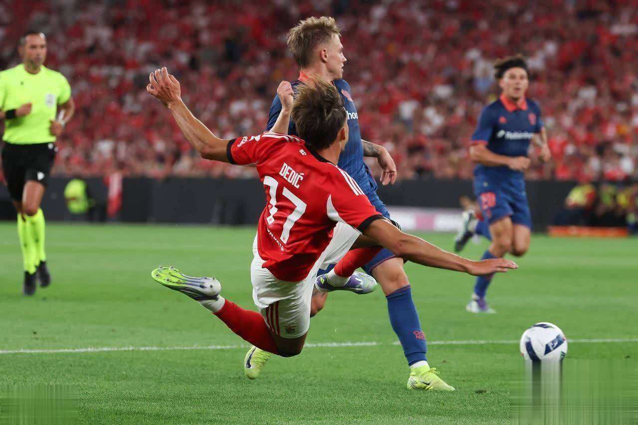 开云体育入口-关于法甲球队在比赛中力压对手,成功夺得胜利的信息