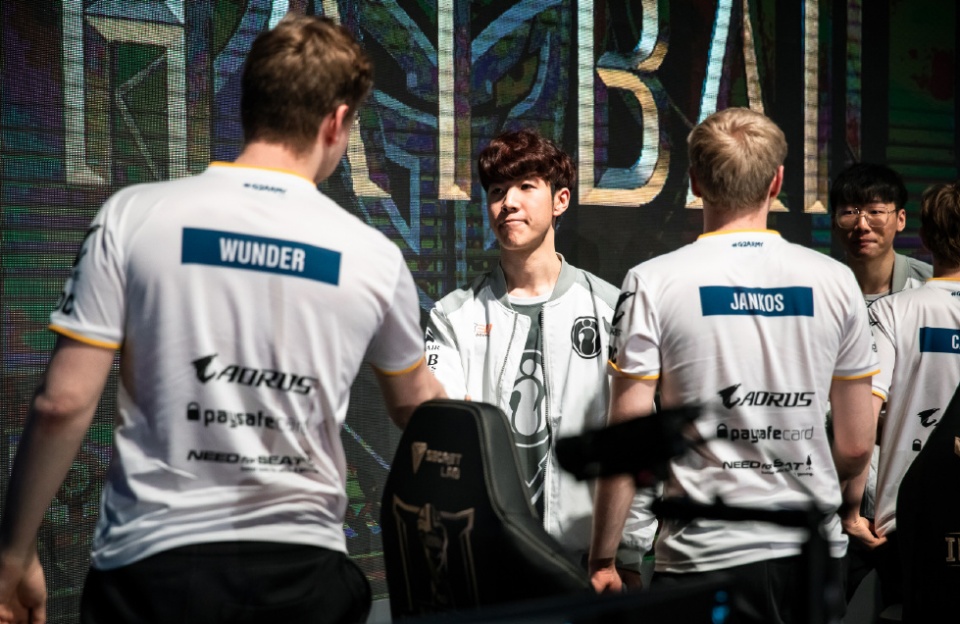 开云体育下载-LGD碾压FPX,Jankos操刀奇招英雄翻盘顶尖较量2025世界赛,留下经典瞬间的简单介绍