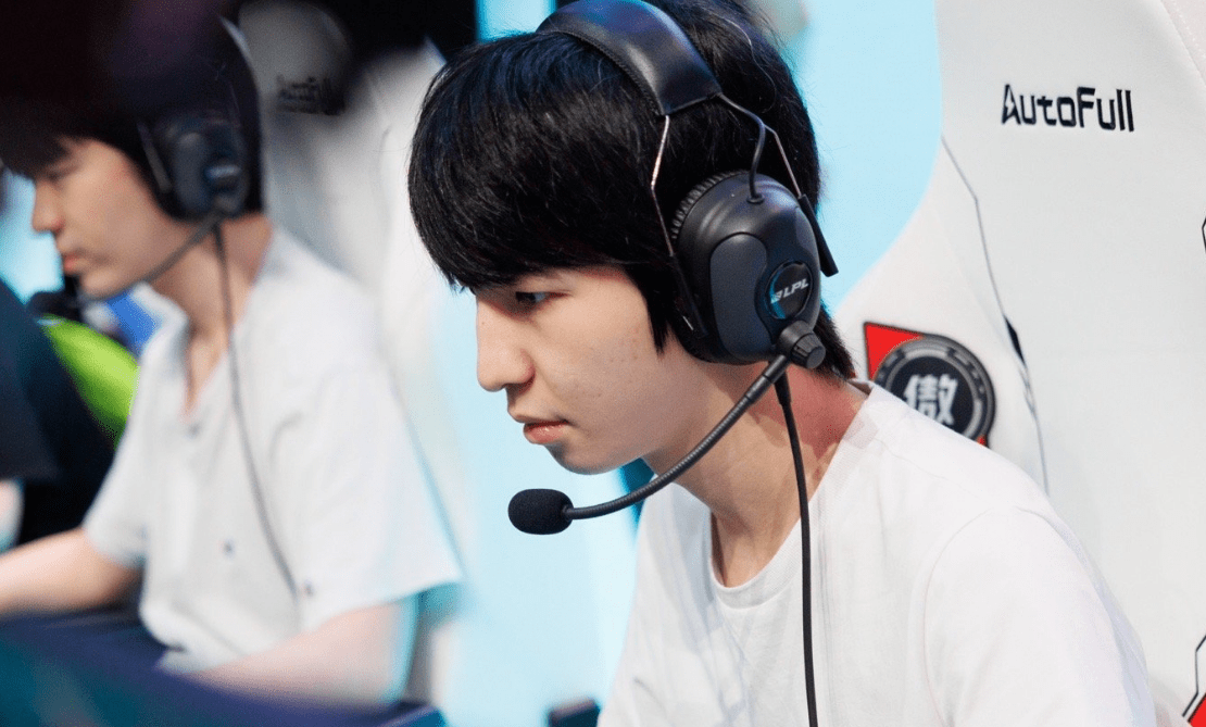 开云下载-包含FPX横扫V5，Elk完成史诗逆转焦点之战2025世界赛，留下经典瞬间的词条