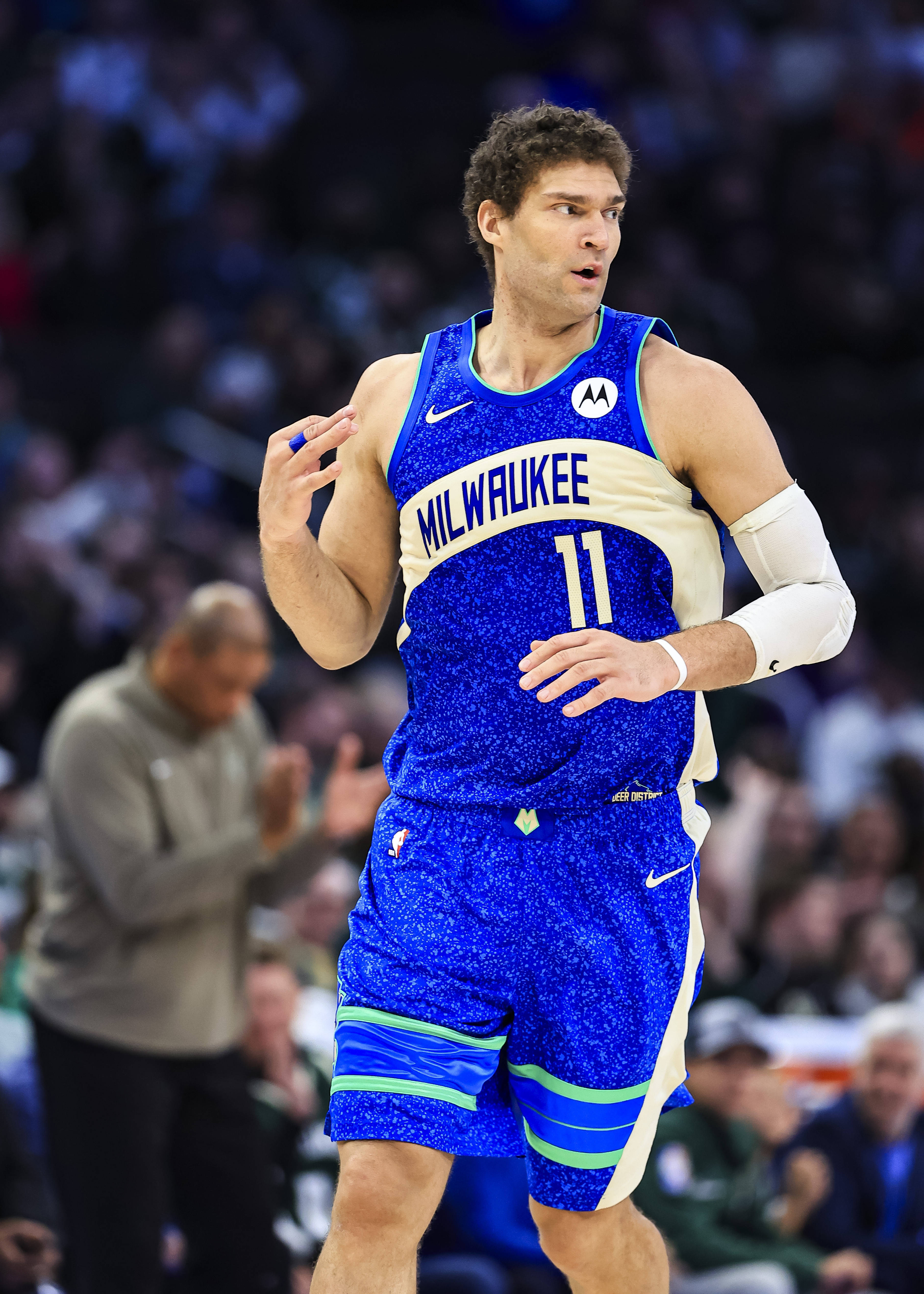 开云下载-76人队在对阵雄鹿队的比赛中获胜