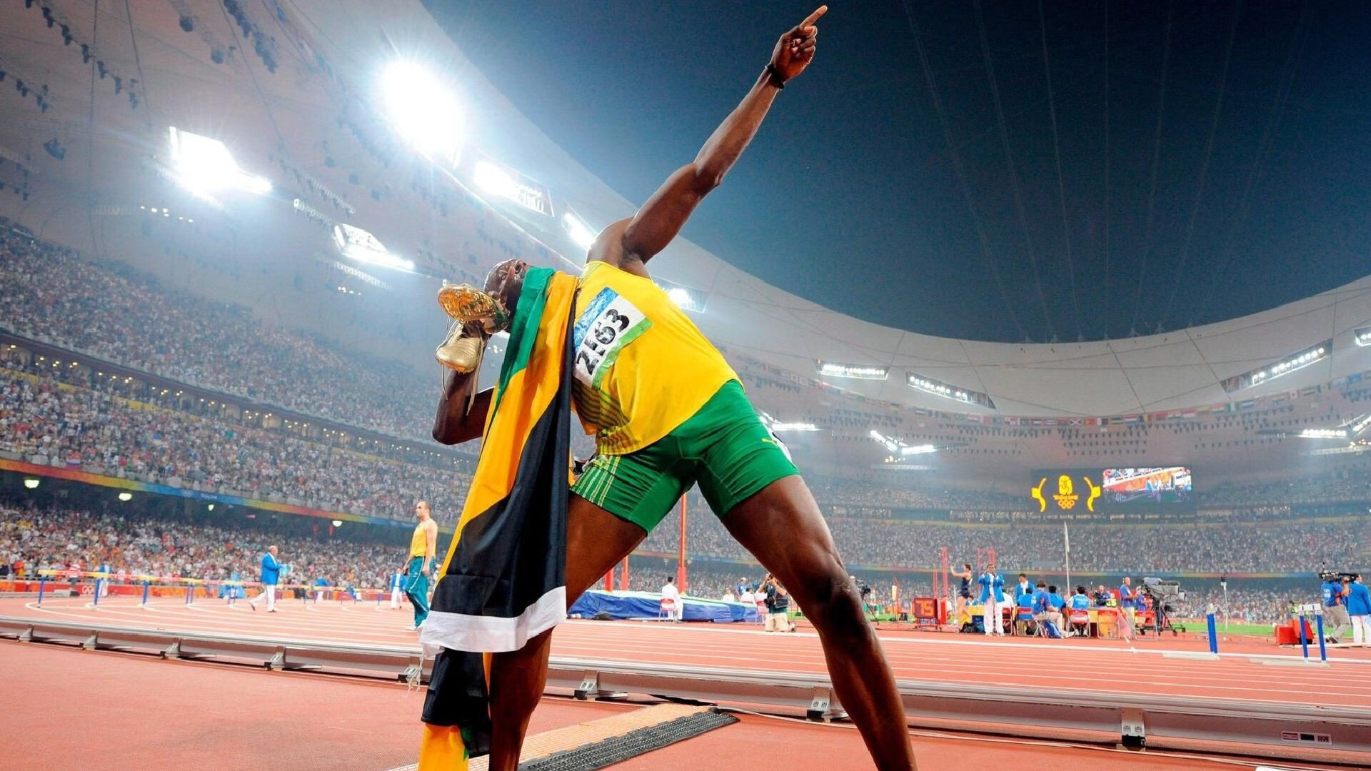 开云APP-极速启幕与赛场终结，当F1的轰鸣遇见NBA的终场哨